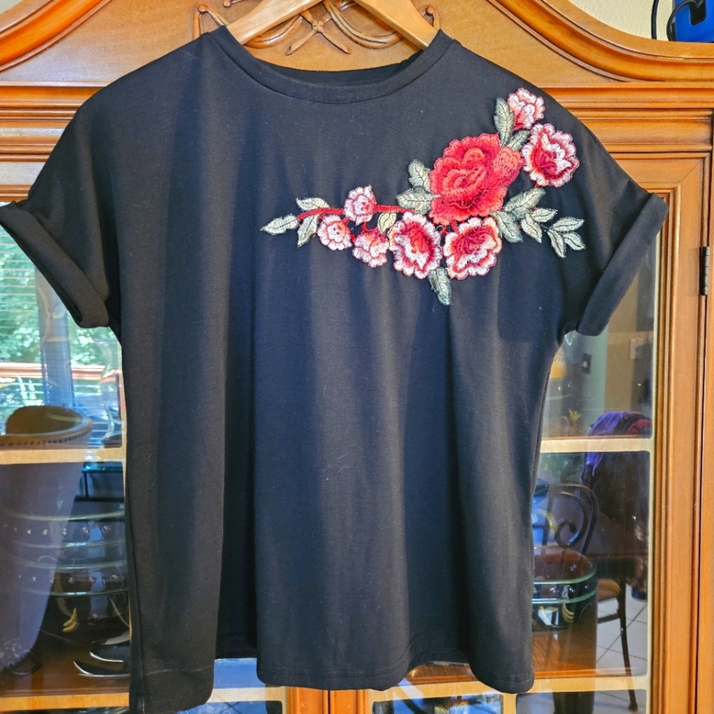 Floral Embroidered Black Shirt W Cuffed Sleeve. Womens Sz Small